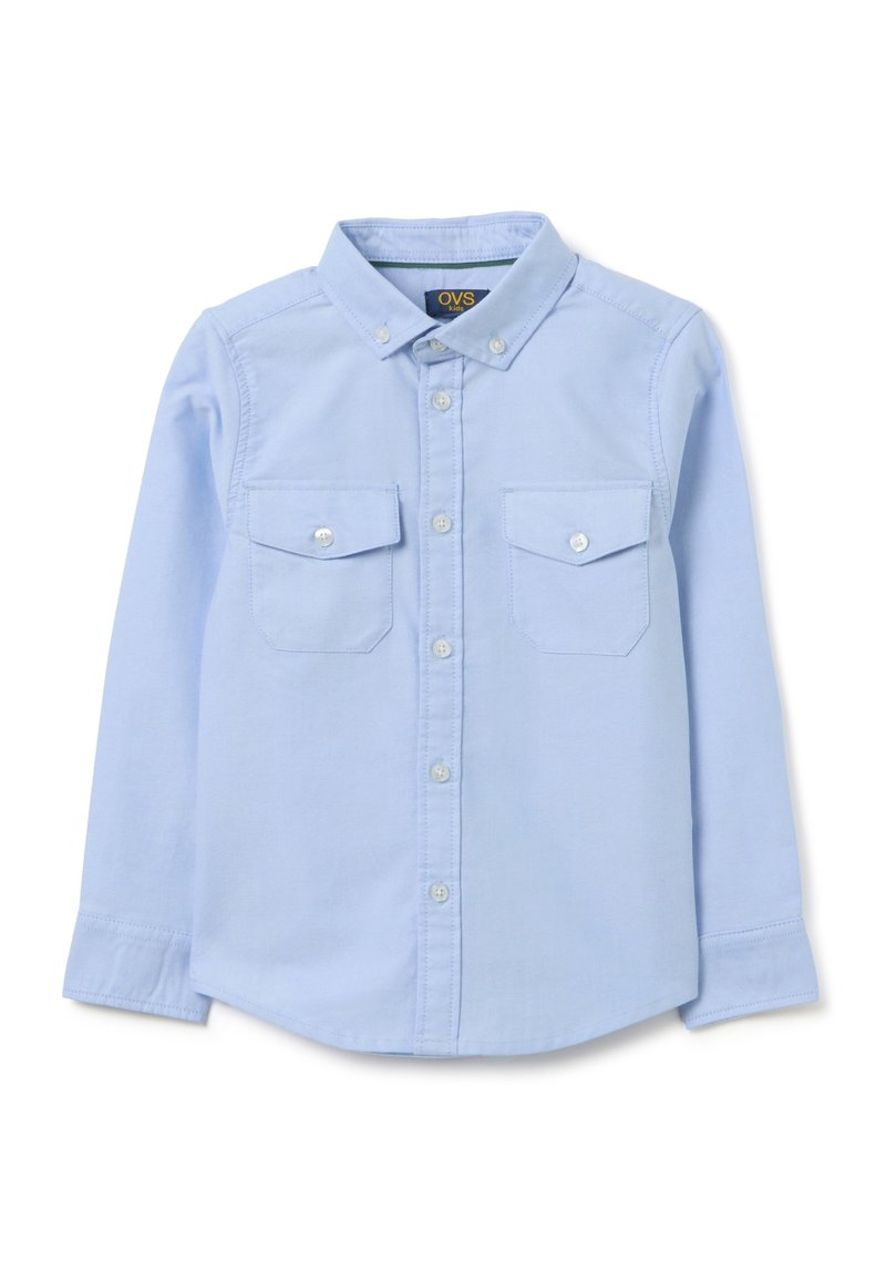Camicia a maniche lunghe di colore azzurro chiaro realizzata in tessuto morbido, con colletto a punta, due taschini sul petto e bottoni bianchi.
