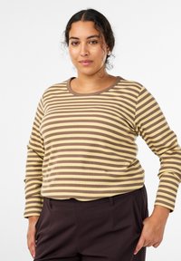 Długi rękaw top wykonany z prążkowanej tkaniny w brązowe i żółte poziome paski, z okrągłym dekoltem i luźnym krojem.