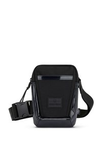 Bolso mensajero con una tela negra mate texturizada y detalles en negro brillante. Cuenta con una correa ajustable y una etiqueta con el logo en la parte frontal.