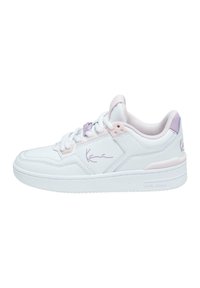 Hvite lær sneakers med rosa detaljer, snøredesign, polstret krage, nettingtunge og signaturdetalj på siden. Teksturert såle for grep.