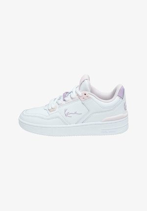 Zapatilla de piel blanca con acentos en rosa, diseño con cordones, cuello acolchado, lengüeta de malla y detalle de la firma en el costado. Suela texturizada para mayor agarre.