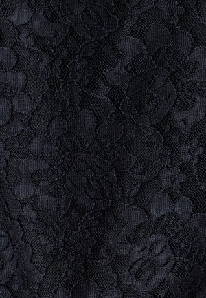 Černá krajka s květinovým vzorem s různorodými texturami. Nádherný design zdůrazňuje vystouplé květinové motivy na průsvitném pozadí.