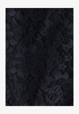 Černá krajka s květinovým vzorem s různorodými texturami. Nádherný design zdůrazňuje vystouplé květinové motivy na průsvitném pozadí.