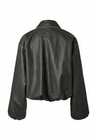 Veste en faux cuir noir avec manches longues bouffantes, ourlet élastique froncé et col classique, vue de dos sur fond blanc.