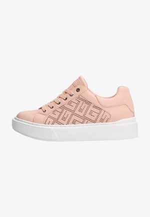 Sneaker rosa chiaro con design geometrico perforato, suola in gomma bianca e chiusura con lacci. Materiale in pelle sintetica con accenti testurizzati.