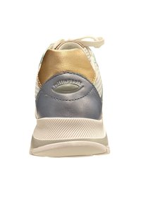 Baskets légères avec une tige en mesh aux accents dorés, bleus et blancs, semelle texturée et talon arrondi. Logo de la marque à l'arrière.
