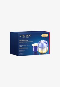 Zestaw Shiseido Vital Perfection Overnight Firming Treatment Duo w niebieskim pudełku. Zawiera fioletowy wkład i słoiczek z złotymi akcentami, oba o pojemności 50ml.