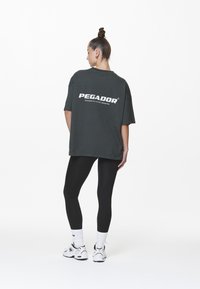 Pegador ARENDAL LOGO HEAVY OVERSIZED TEE - Marškinėliai su spaudiniu - washed sage green