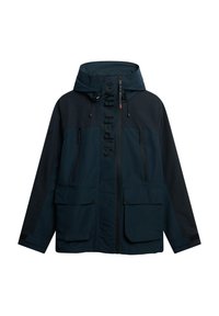 Chaqueta impermeable azul marino con cierre frontal, capucha ajustable y múltiples bolsillos con cremallera. Presenta el logo "SUPERDRY" en el pecho.