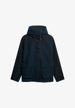 Marineblauwe waterdichte jas met een ritssluiting aan de voorkant, verstelbare capuchon en meerdere met rits afgesloten zakken. Bevat het "SUPERDRY" logo op de borst.
