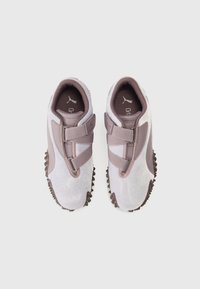 Športni copati s svetlo vijoličnim zgornjim delom, dvema nastavljivima paščkoma, teksturiranimi podplati z izrazitimi prijemi in oblazinjeno notranjostjo.