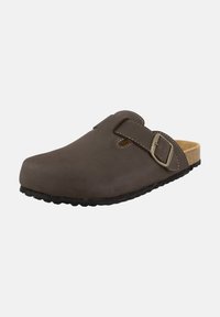 Sabot en cuir marron avec une large sangle et un détail de boucle. Présente un coussin de pied rembourré et une semelle en caoutchouc texturé pour une bonne adhérence.