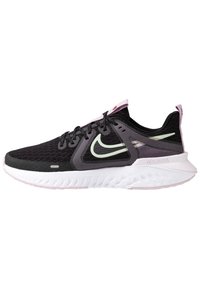 Chaussure de sport noire avec un dessus en mesh, un swoosh vert clair, des accents roses et une semelle texturée blanche. Comprend un col rembourré et des lacets.