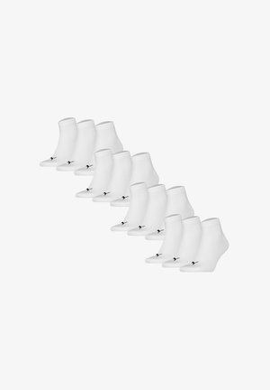 Hvide ankelstrømper med et sort logo, lavet af elastisk materiale, 12 par arrangeret i en forskudt linje til præsentation.