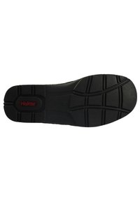 Suola di scarpa nera con superficie testurizzata, caratterizzata da un motivo di battistrada segmentato per una migliore aderenza. Logo visibile in rosso nella zona del tallone.