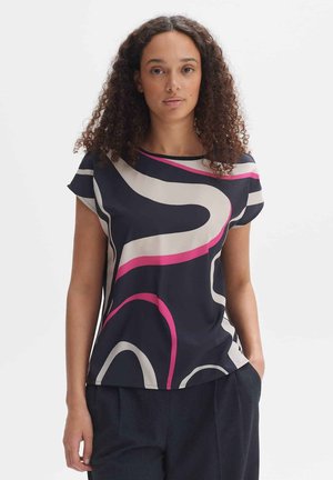 Maglietta a maniche corte di un blu scuro con motivi astratti a onde beige e rosa. Tessuto morbido con scollatura rotonda. Vestibilità comoda.