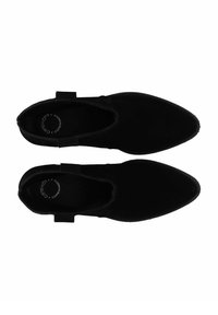 Černé semišové slip-on boty s špičatou špičkou, minimálním prošíváním a malým páskem na patě. Celkově hladká textura.