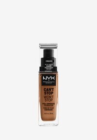 NYX Can't Stop Won't Stop foundation i en klar glasflaska. Brunt flytande med matt finish, med en svart pump och etikett. 30 ml.
