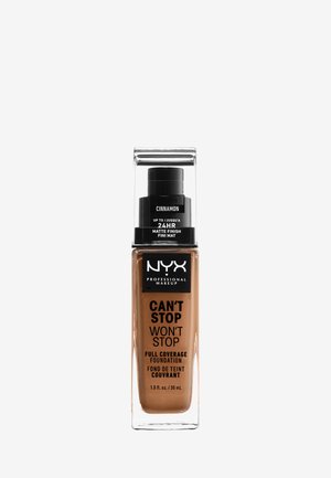 NYX Can't Stop Won't Stop foundation i en klar glasflaske. Brun væske med mat finish, toppet med en sort pumpe og label. 1,0 fl oz.