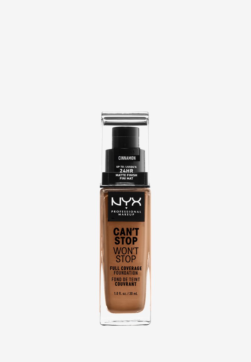 NYX Can't Stop Won't Stop foundation i en klar glasflaska. Brunt flytande med matt finish, med en svart pump och etikett. 30 ml.