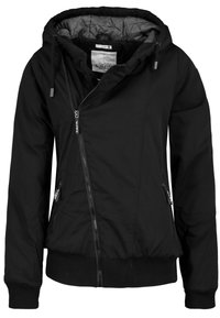 Veste noire à capuche avec doublure intérieure matelassée, fermeture éclair asymétrique à l'avant, deux poches latérales zippées et ourlet ainsi que poignets élastiques.