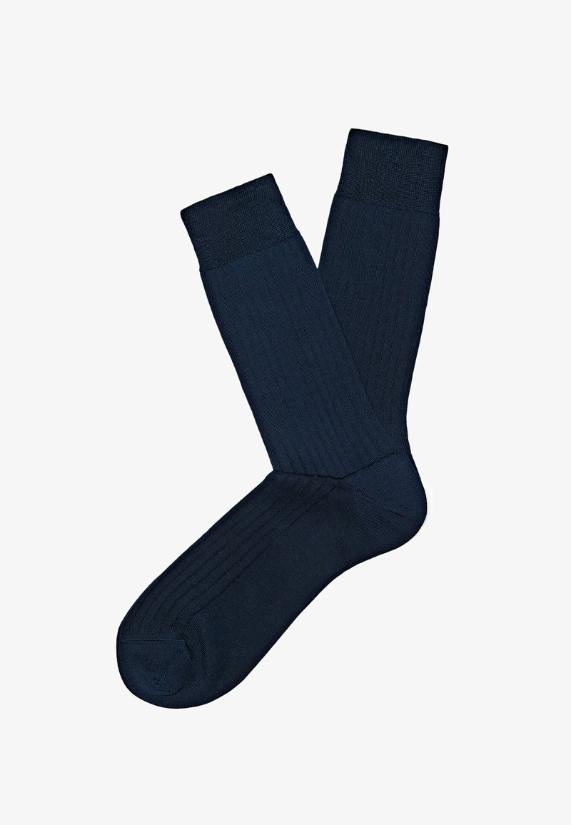 Paar marineblaue, gerippte Knöchelsocken mit verstärkten Zehen und Bündchen, flach auf weißem Hintergrund präsentiert.