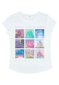 Bílé tričko s krátkým rukávem, na kterém je barevná grafika s devíti ilustracemi hradů a nápisem "VYTVOŘTE SI SVOU VLASTNÍ POHÁDKU" níže.