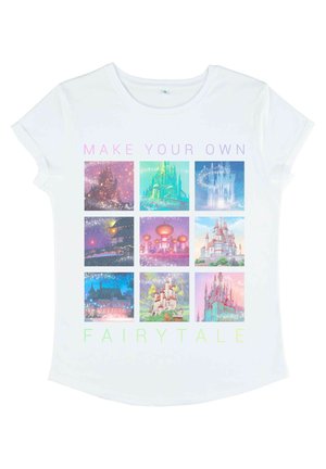 Camiseta blanca de mangas cortas con un gráfico colorido que presenta nueve ilustraciones de castillos y el texto "HAZ TU PROPIO CUENTO DE HADAS" debajo.