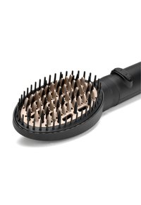 Gros plan d'une brosse à cheveux électrique noire avec des rangées de poils noirs et beiges ainsi que deux boutons sur le manche.