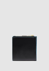 Portafoglio in pelle nera con design quadrato, dotato di chiusura con zip e accenti blu vivaci lungo i bordi. Texture liscia, dettagli minimi.