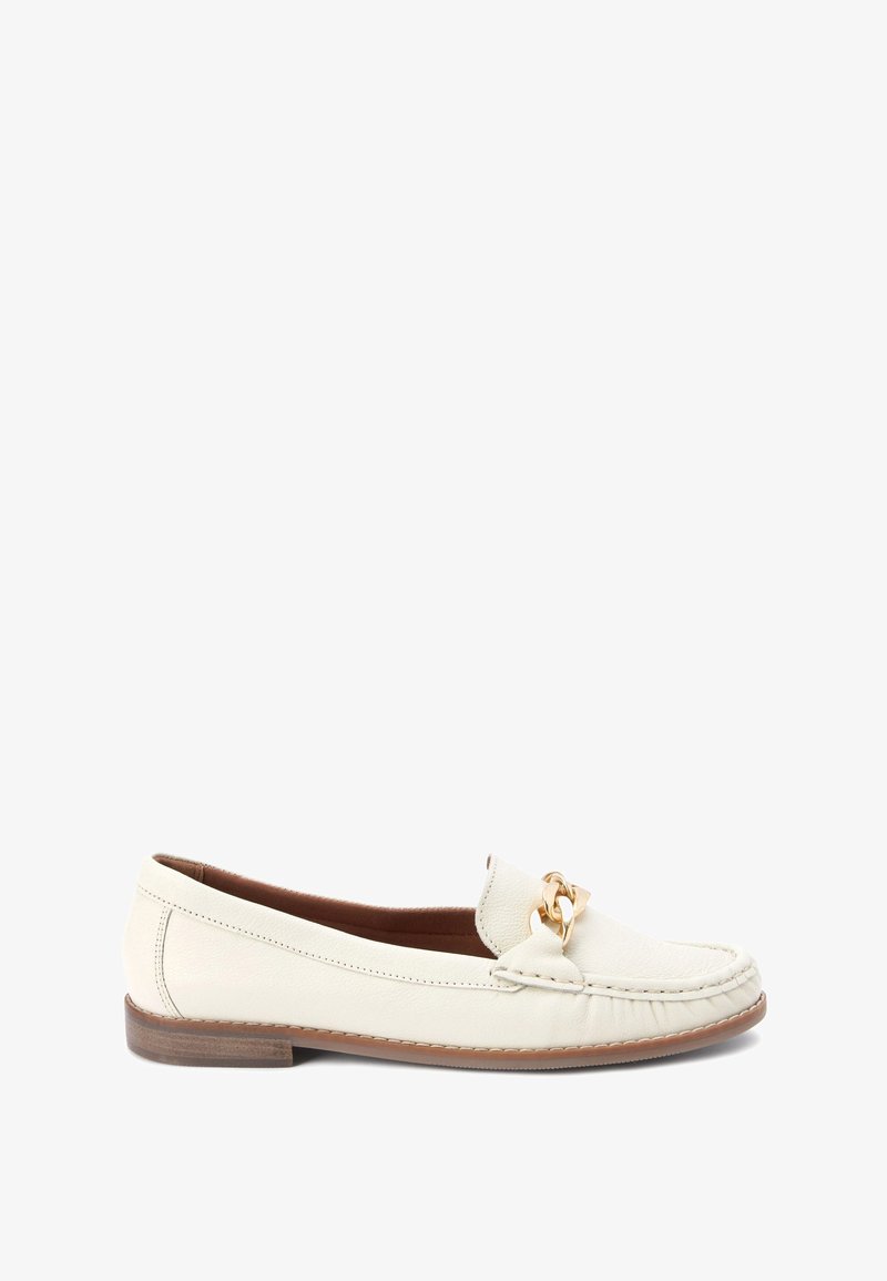 Hvide læder loafers med et syet design, guld kædeaccent på vampen og en lav brun hæl. Glat tekstur og rund tåform.