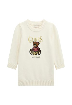 Maglione lavorato a maglia crema con polsini e orlo a costine, caratterizzato da un orso marrone ricamato che indossa un abbigliamento rosa e il testo "GUESS."
