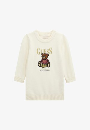 Suéter de punto crema con puños y dobladillo acanalados, que presenta un oso marrón bordado con un atuendo rosa y el texto "GUESS."