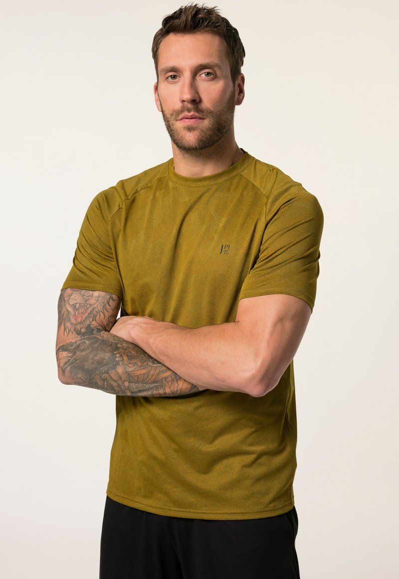 Olivgrön kortärmad tränings t-shirt med en texturerad yta. Har en liten logotyp på bröstet och rundad halsringning.