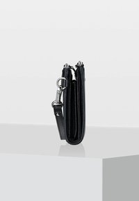 Zwarte leren portemonnee met een strak ontwerp, voorzien van een lange riem en zilverkleurige hardware bij de bovensluiting.