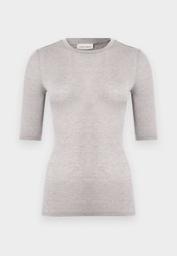 T-shirt gris clair ajusté avec un col rond, des manches courtes et une texture lisse. Fabriqué en tissu doux et léger avec des coutures minimales.