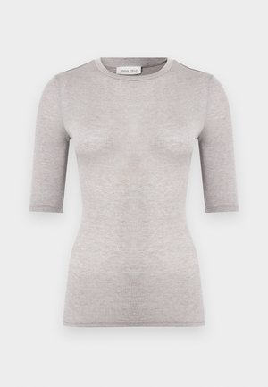 Lys grå tettsittende T-skjorte med rund hals, korte ermer og glatt tekstur. Laget av et mykt, lett stoff med minimale sømmer.