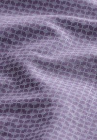 Paarse stof met een getextureerd patroon van geometrische vormen in lichtere paarse tinten, waardoor een subtiel gestreept effect ontstaat. Gladde textuur.