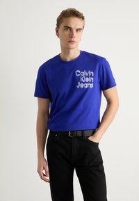 Calvin Klein Jeans STACKED EUPHORIC LOGO TEE - Camiseta estampada - sapphire blue