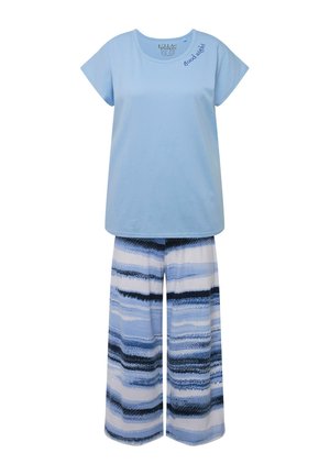 T-shirt di cotone azzurro con maniche corte, con la scritta "Good Light". Pantaloni ampi a fantasia con strisce orizzontali blu e bianche.