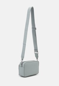 Calvin Klein MUST CAMERA BAG - Borsa a tracolla - pigeon