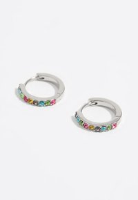Orecchini a cerchio in argento con una fila di gemme sintetiche multicolori lungo il bordo esterno. Finitura in metallo liscia con un aspetto lucido.