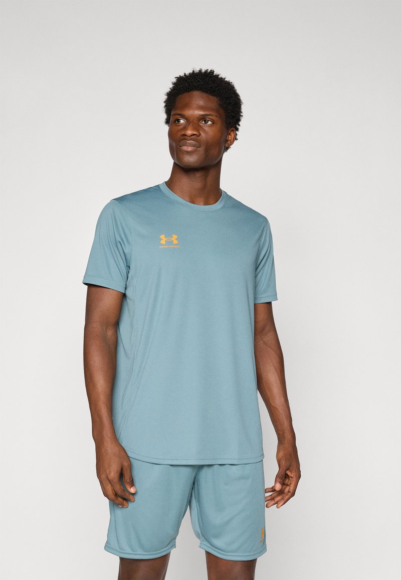 T-shirt et short d'athlétisme bleu clair en tissu évacuant l'humidité, avec un logo orange et un design épuré pour le confort.