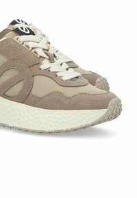 Baskets beige et tan avec une tige en suède texturé et en mesh. Conçues avec des lacets ronds, un logo sur la languette et une semelle extérieure rembourrée et à motifs.