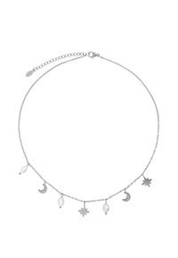 Sølv kjede med måne- og stjernesmykker, aksentert med perleperler. Har en krabbe-lås og justerbar lengde.