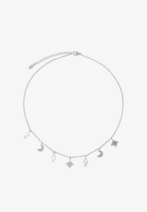 Sølv kjede med måne- og stjernesmykker, aksentert med perleperler. Har en krabbe-lås og justerbar lengde.