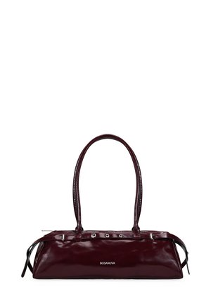 Bolso de mano de cuero burdeos con textura suave y forma alargada, que presenta dos asas y detalles en plata. Logo centrado en la parte frontal.