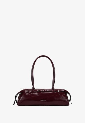 Bolso de mano de cuero burdeos con textura suave y forma alargada, que presenta dos asas y detalles en plata. Logo centrado en la parte frontal.