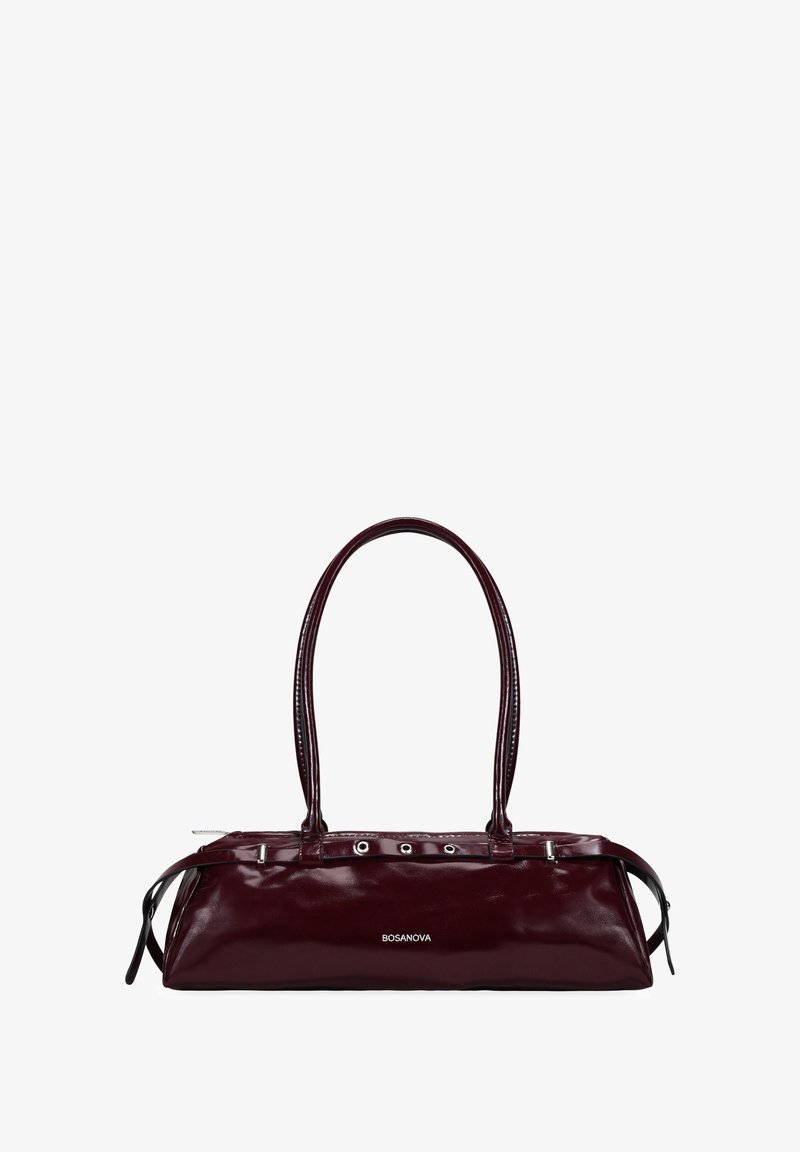 Bolso de mano de cuero burdeos con textura suave y forma alargada, que presenta dos asas y detalles en plata. Logo centrado en la parte frontal.