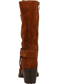 Bota hasta la rodilla de ante marrón con cremallera lateral, detalle de hebilla y tacón apilado. Superficie texturizada y caña ajustada para mayor soporte.